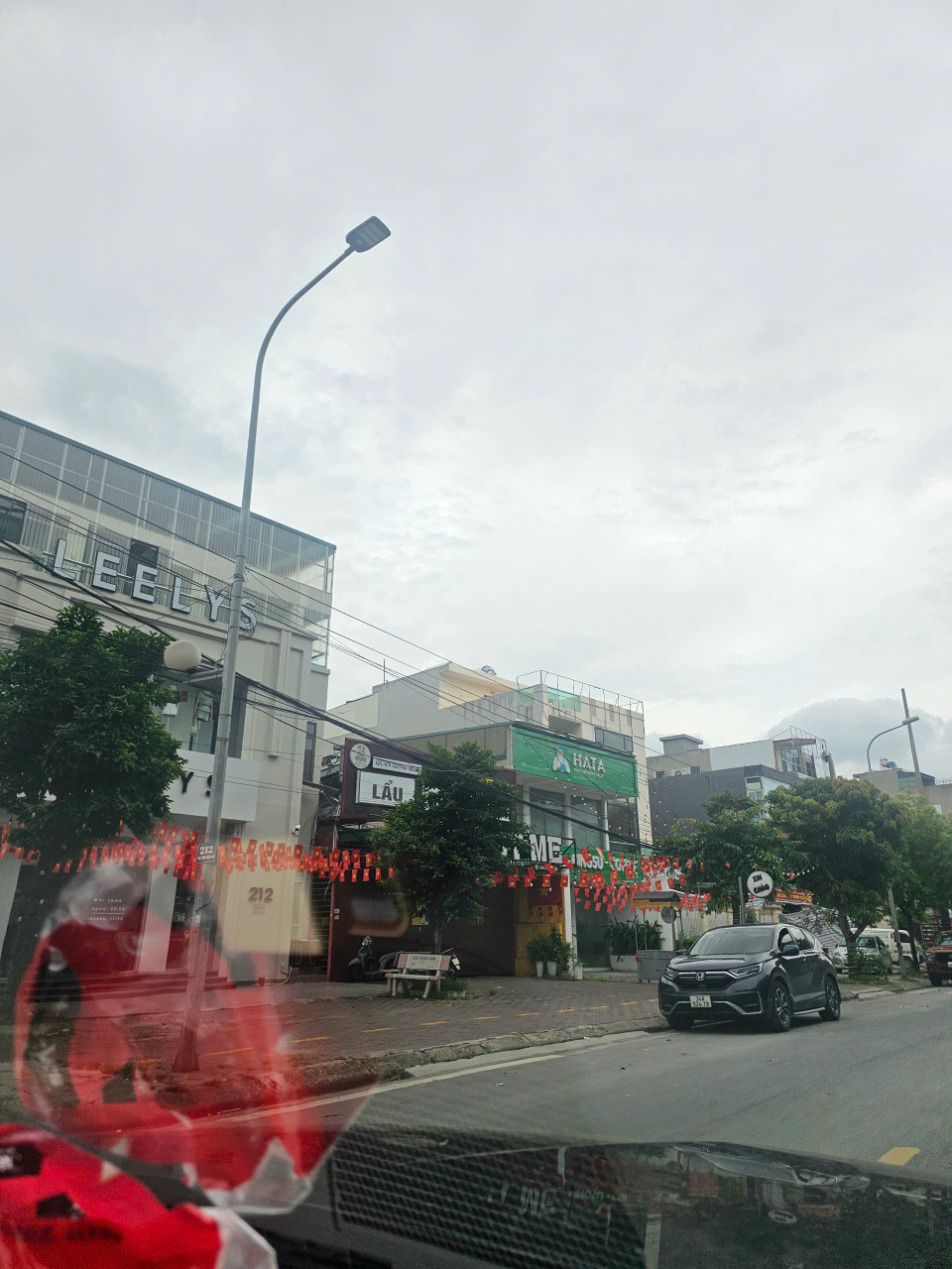 Cần bán đất tại Phố ẩm thực. Tuệ Tĩnh.  phường Bình Hàn, TP Hải Dương Địa chỉ: đường Tuệ Tĩnh kéo dài , phường Bình Hàn, thành phố Hải Dương Diện tích: 849m2 Trong đó có 201,7m2 đất ở Phần còn lại là đất trồng cây lâu năm Giá bán : 250tr/m2. Mặt tiền rộng