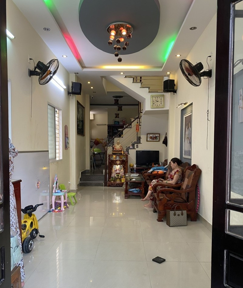 ► Nhà Kiệt Hoàng Diệu, gần Nguyễn Văn Linh, kẹp kiệt thoáng, 55m2, 3 mê đúc, sân rộng, 3.65 tỷ