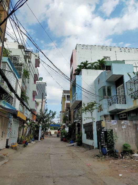 Bán nhà Bình Tân, giáp Tân Phú, 4x17, 3 tầng, hẻm 8m, 5.X Tỷ.