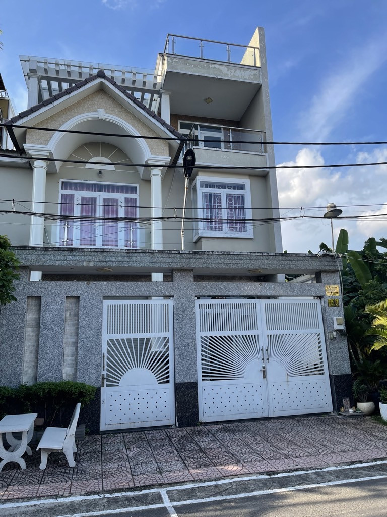 Bán nhà Biệt Thự 3 Tầng, ngang 10m giá 17.5 tỷ Bình Tân