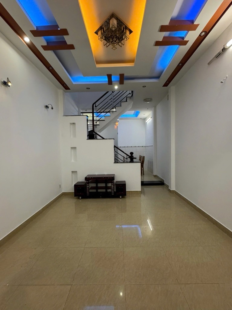 Nhà 2 Tầng - Hẻm 5m Thông, giá 5.4 tỷ Phường BHHA , Bình Tân.