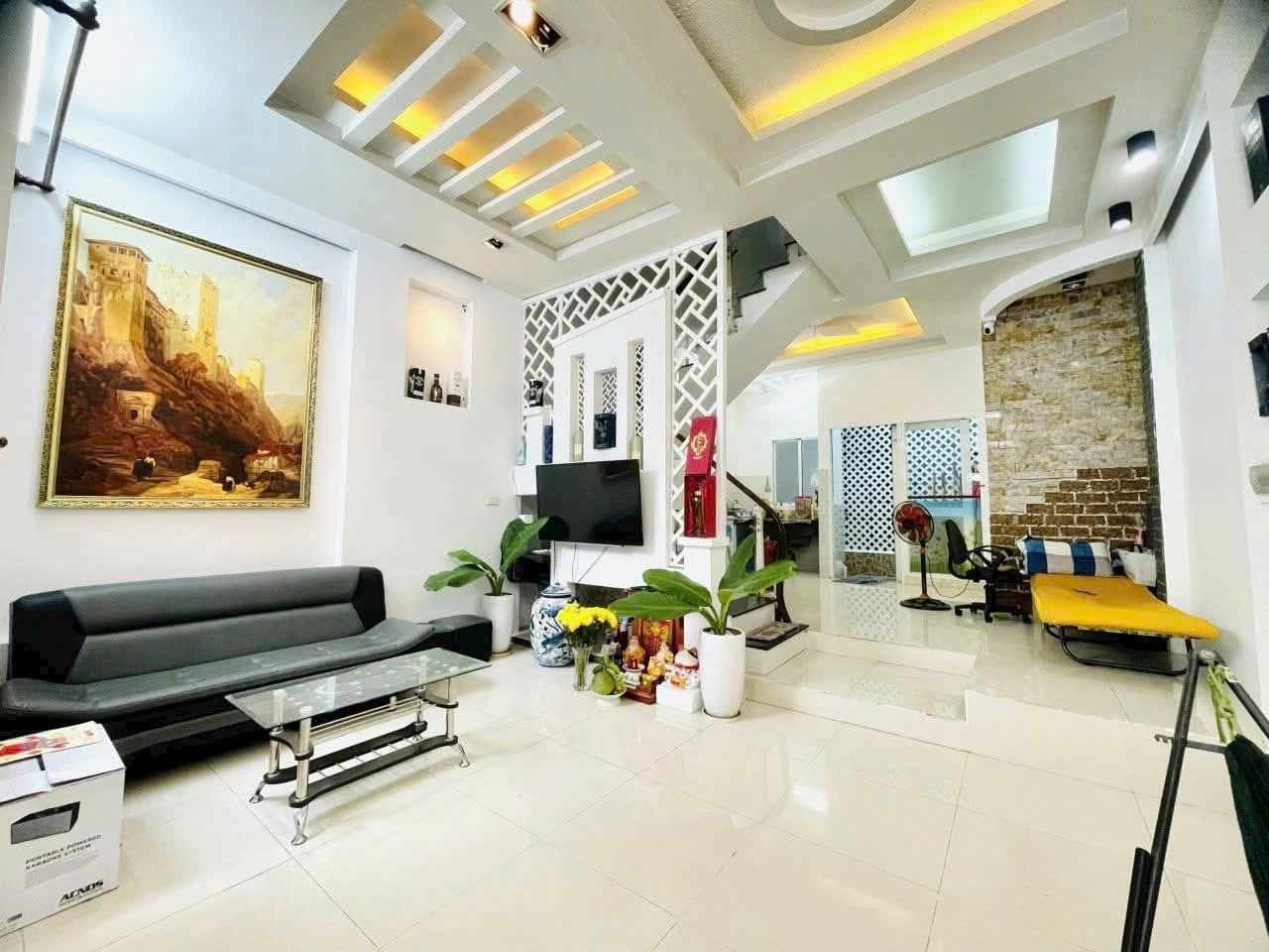 Bán nhà mặt tiền đường Quận 2 góc 2 mặt tiền cách Nguyễn Duy Trinh chỉ 20m dt 193m2 Full Thổ