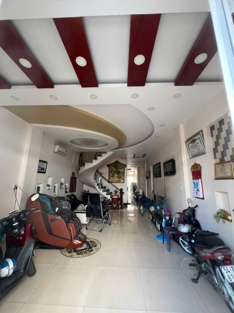 Bán nhà mặt tiền đường ô tô Quận 2 nhà 3 Lầu 5pn cách Lê Văn Thịnh 100m giá TL