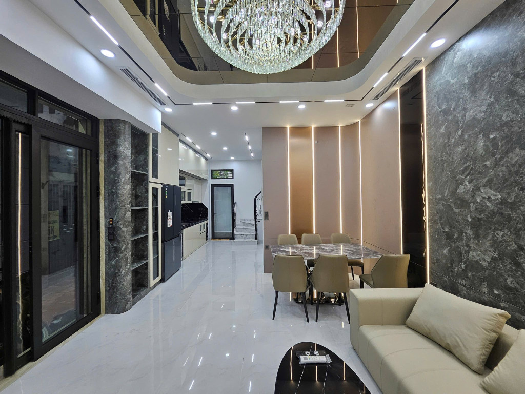 Bán Nhà Phố Nguyễn Văn Cừ 50m2 6T, Mặt Tiền Quyền Lực, Lô Góc, Full Nội Thất - 12.X Tỷ