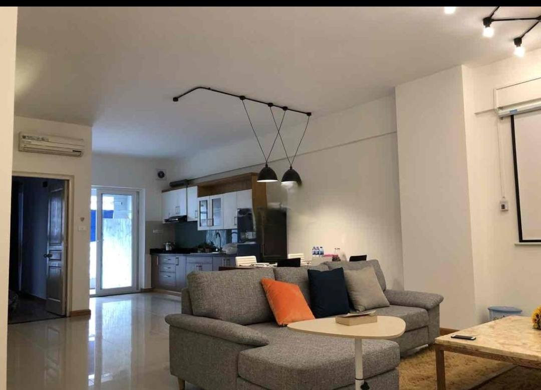 Cho thuê căn hộ chung cư Lạc Long Quân, 140m2, 3 ngủ, 2 vệ sinh, 15 Triệu Full đồ