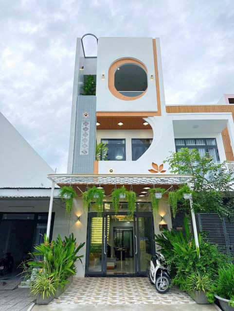 Nhà 1 trệt 2 lầu có phòng master xịn xò tại số 35 D13 KDC Hồng Loan