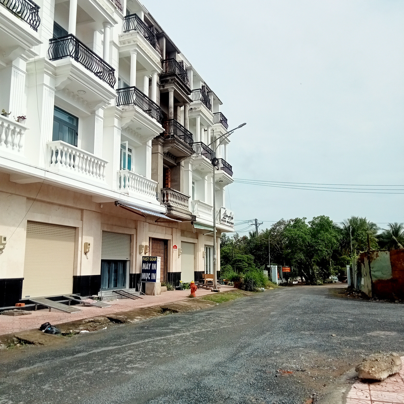 NHÀ PHỐ LIỀN KỀ MẶT TIỀN ĐỐI DIỆN CHỢ BÁCH HÓA BÌNH MINH.