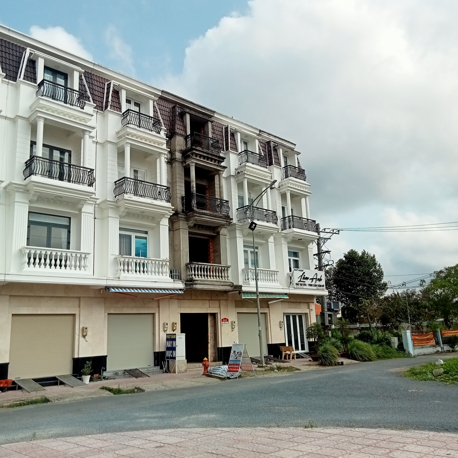 NHÀ 4 TẦNG MẶT TIỀN CHỢ BÁCH HÓA BÌNH MINH