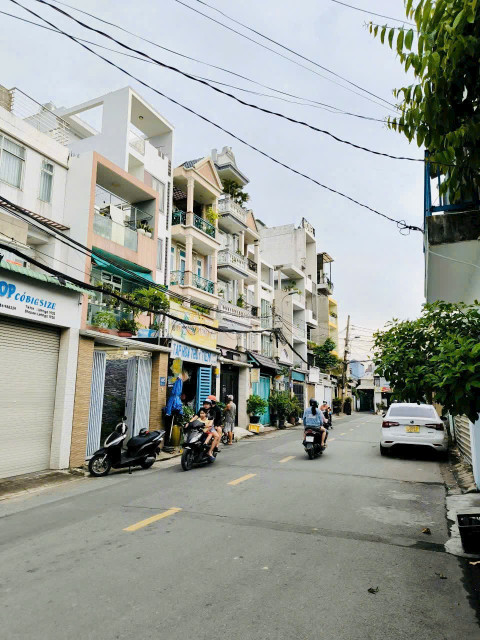 Bán nhà mặt tiền đường ô tô Quận 2 mặt tiền xe tải cách Lê Văn Thịnh 130m gần chợ Cây Xoài nhà 3 lầu