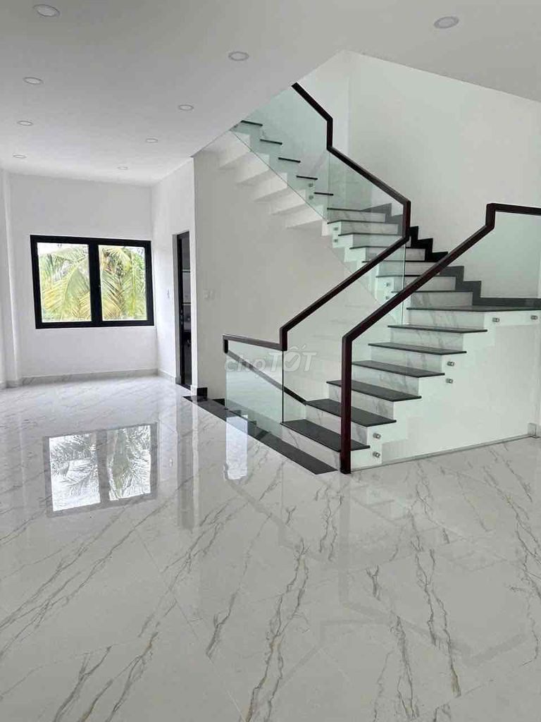 Mặt tiền Cách Mạng Tháng 8. 6x30m. 3 tầng , xây mới