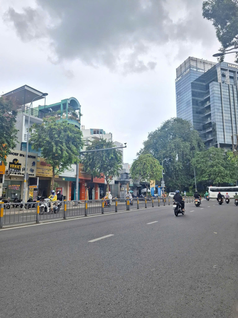 Bán nhà Mặt tiền Đinh Tiên Hoàng, ngay Võ Thị Sáu, Quận 1, 3,8x17m, 2 Tầng Cũ, 26,9 tỷ.