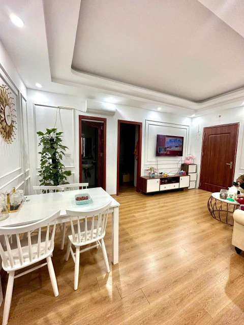 Cần bán căn hộ chung cư mặt đường Nghiêm Xuân Yêm, diện tích 73,6 m², thiết kế 3 phòng ngủ và 2 vệ sinh, ở tầng trung thoáng mát. Hướng căn hộ đón gió nhẹ, ban công rộng, phù hợp gia đình nhiều thành viên. Giá chào 3,5 tỷ đồng (có thương lượng trực tiếp v
