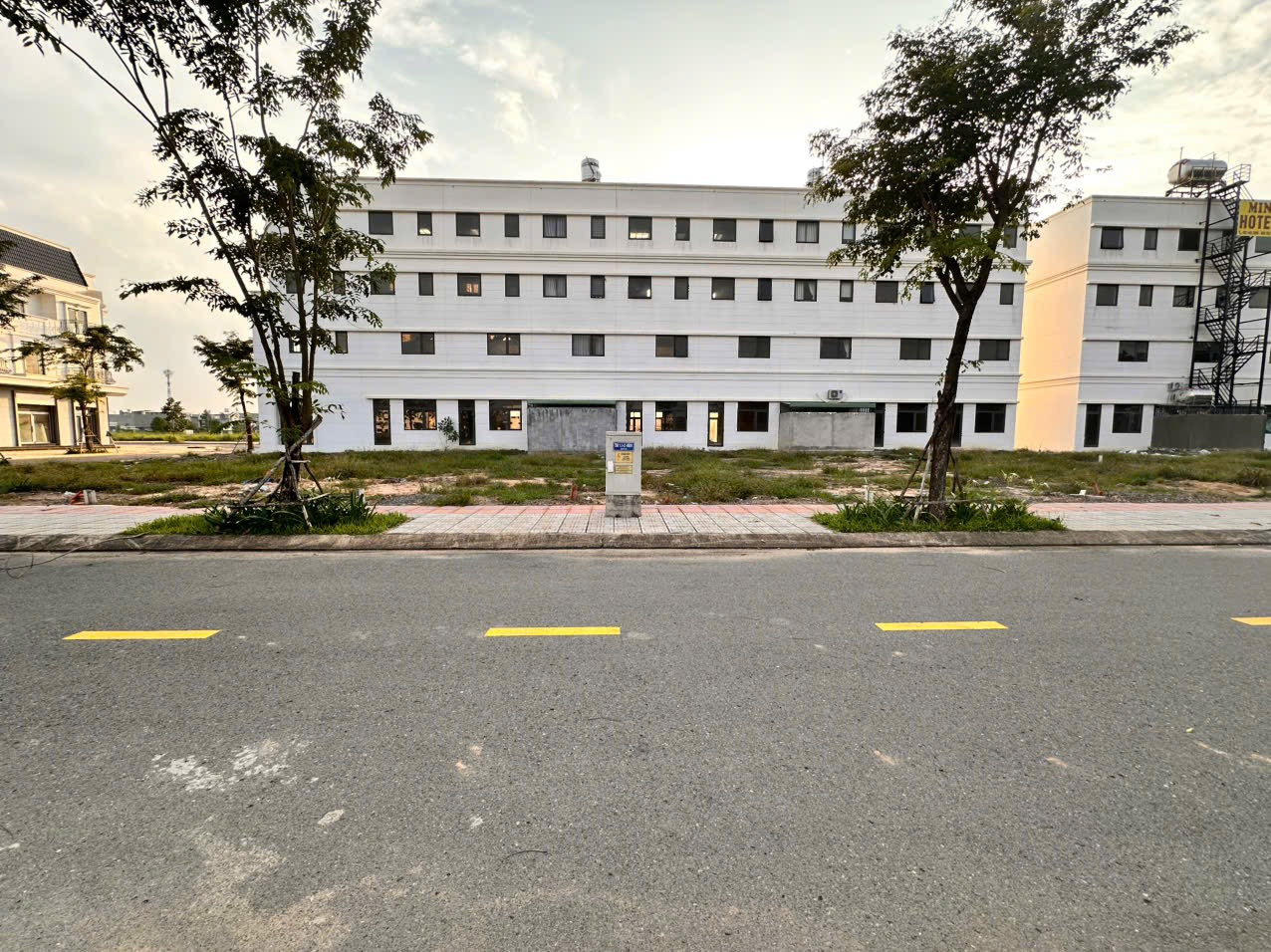 Chính chủ kẹt tiền ra gấp lô 100m2 2tỷ850 full thổ sổ sẵn ngay làng đại học công chứng sớm bớt lộc.