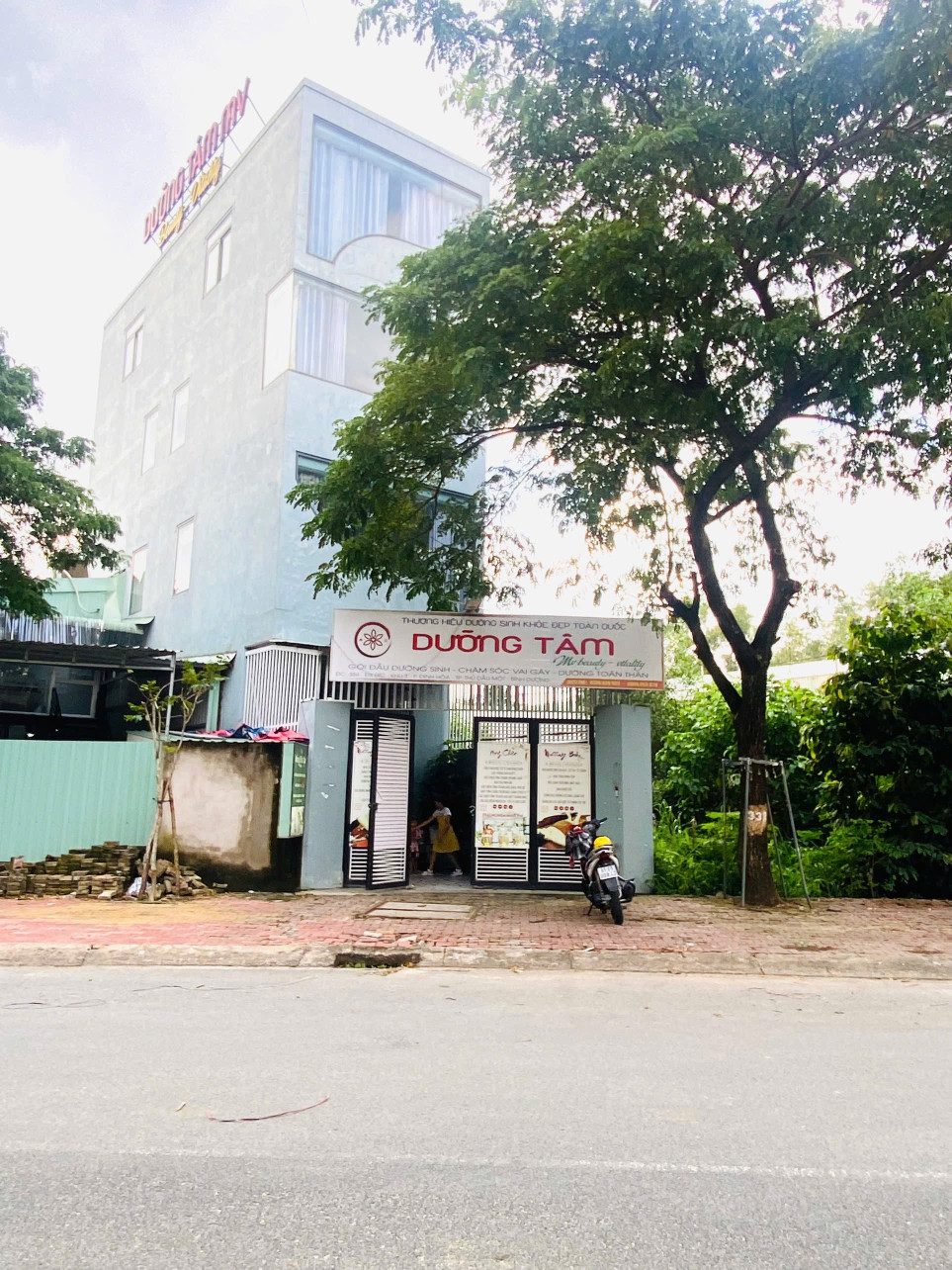 Rẻ đẹp chủ ngộp cần bàn nhà 1 trệt 4 lầu sổ hoàn công Mt Dx082 Định Hoà (phường Chánh Hiệp-TP.HCM) nhựa 10m thông vị đẹp gần trường học-bệnh viện