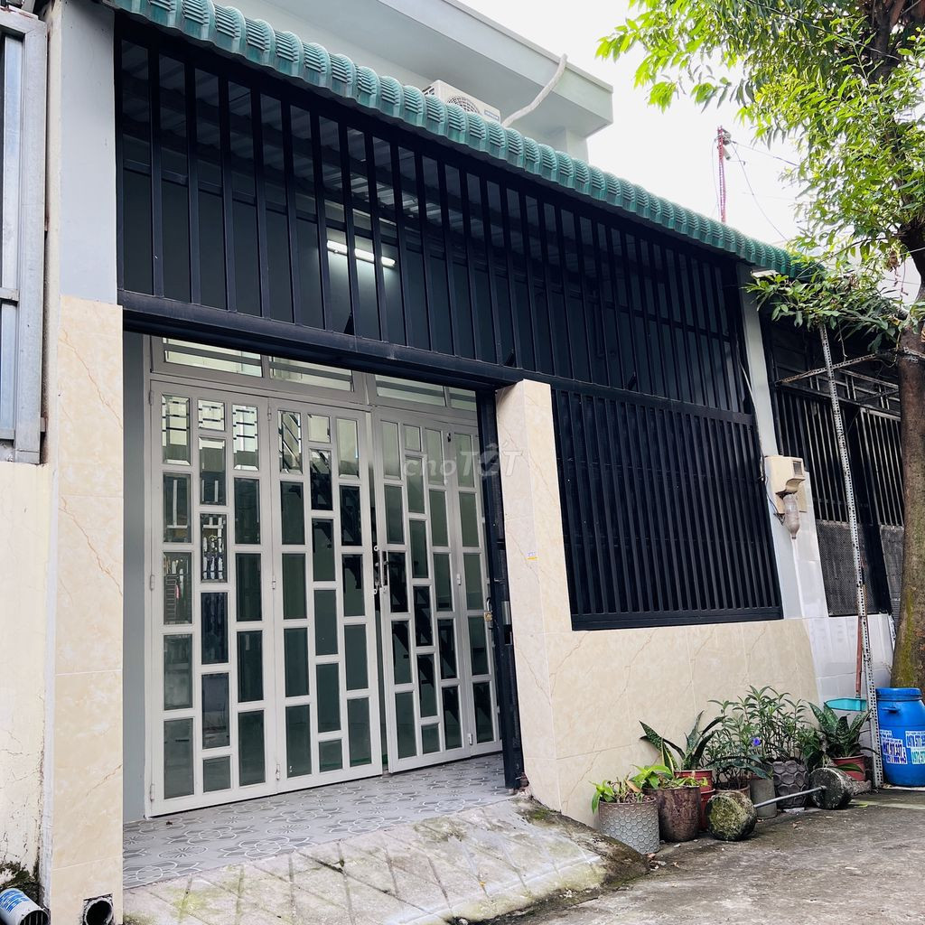Bán nhà một trệt, một gác; hẻm xe hơi 4 mét, sau Chợ Đông Hòa,