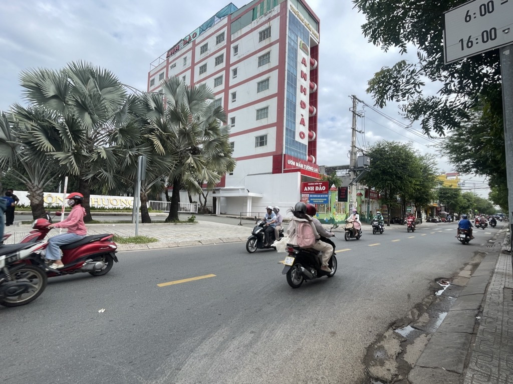 Bán đất 2226m² ngang 22m giá 185 tỷ Phường Đông Hưng Thuận