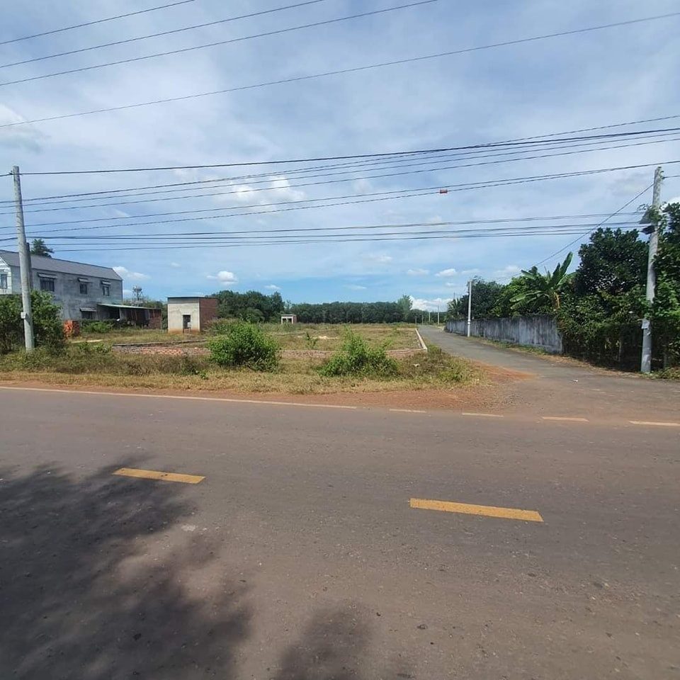 0909 044 186 .Bán đất 300m² có sẵn 100m² thổ cư ngang 5m giá 680 triệu cách Quốc lộ 14 300m Phường Đồng Xoài