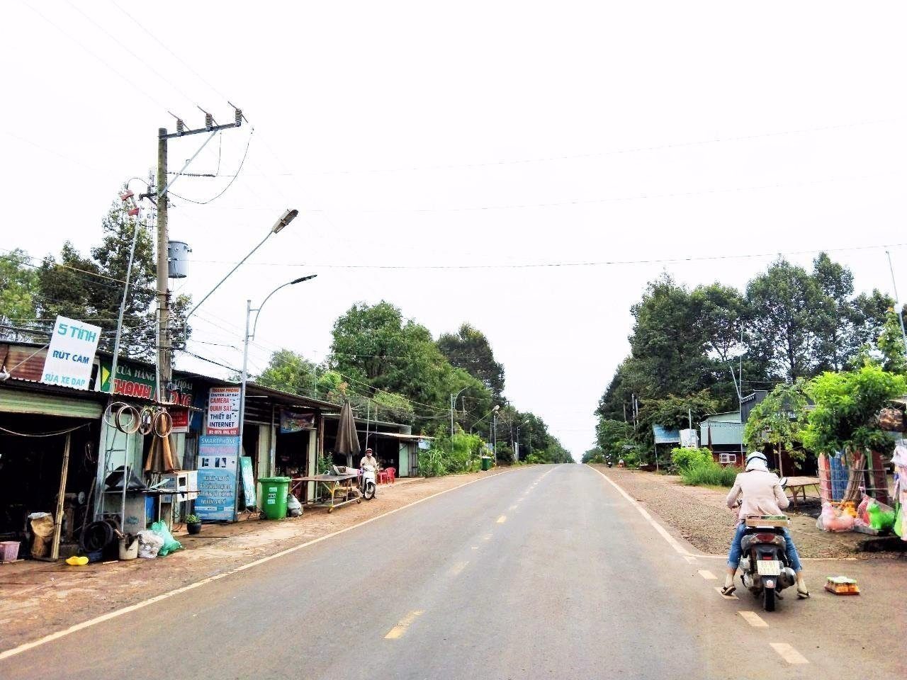 0909 044 186 .Bán đất 300m² có sẵn 100m² thổ cư ngang 5m giá 680 triệu cách Quốc lộ 14 300m Phường Đồng Xoài