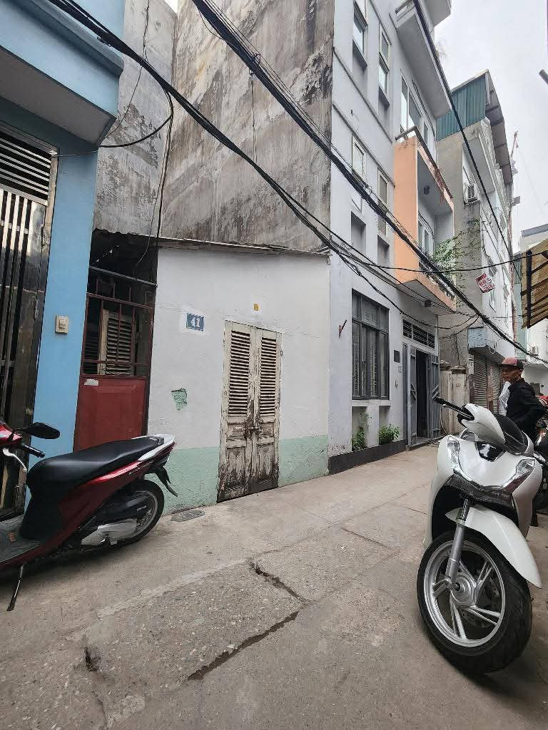 Bán nhà Hoàng Tăng Bí, 21m2 C4, mặt tiền 3.4m, giá 1.65 tỷ