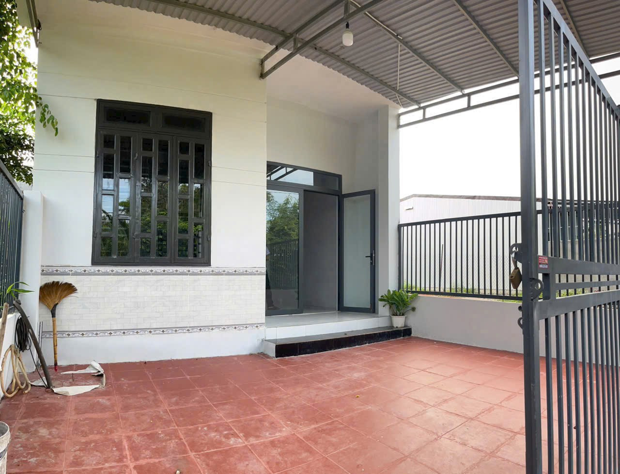 Căn nhà mới xây cách hem y wuang 300 phường Eakao
