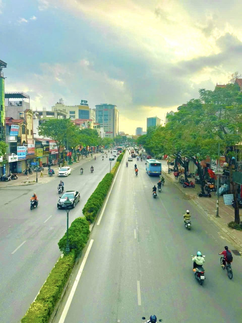 Bán Nhà Mặt Phố Nguyễn Văn Cừ 200m2, 5T, MT 8m, 2 Thoáng, Vỉa Hè Đá Bóng,  6X Tỷ