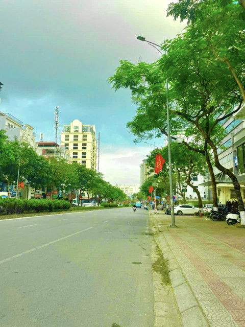 Bán Nhà Mặt Phố Nguyễn Văn Cừ 195m2, 5T, MT 8m, 2 Thoáng,  6X Tỷ Kinh Doanh Dòng Tiền, 2 Thoáng