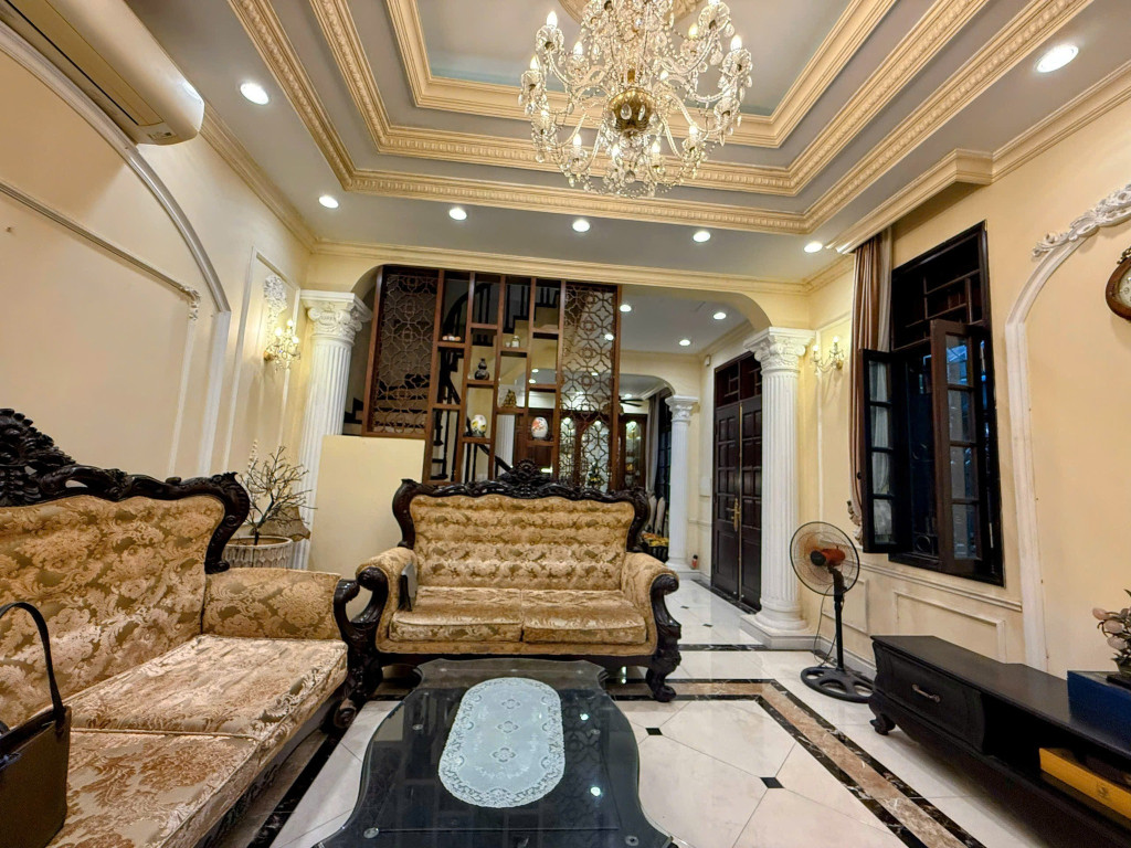 Biệt Thự Sân-Vườn!Hoàng Đạo Thành, Oto tránh,Lô Góc,DT: 95m2 x 4Tầng,MT:5.9m,Giá: 29.5 Tỷ
