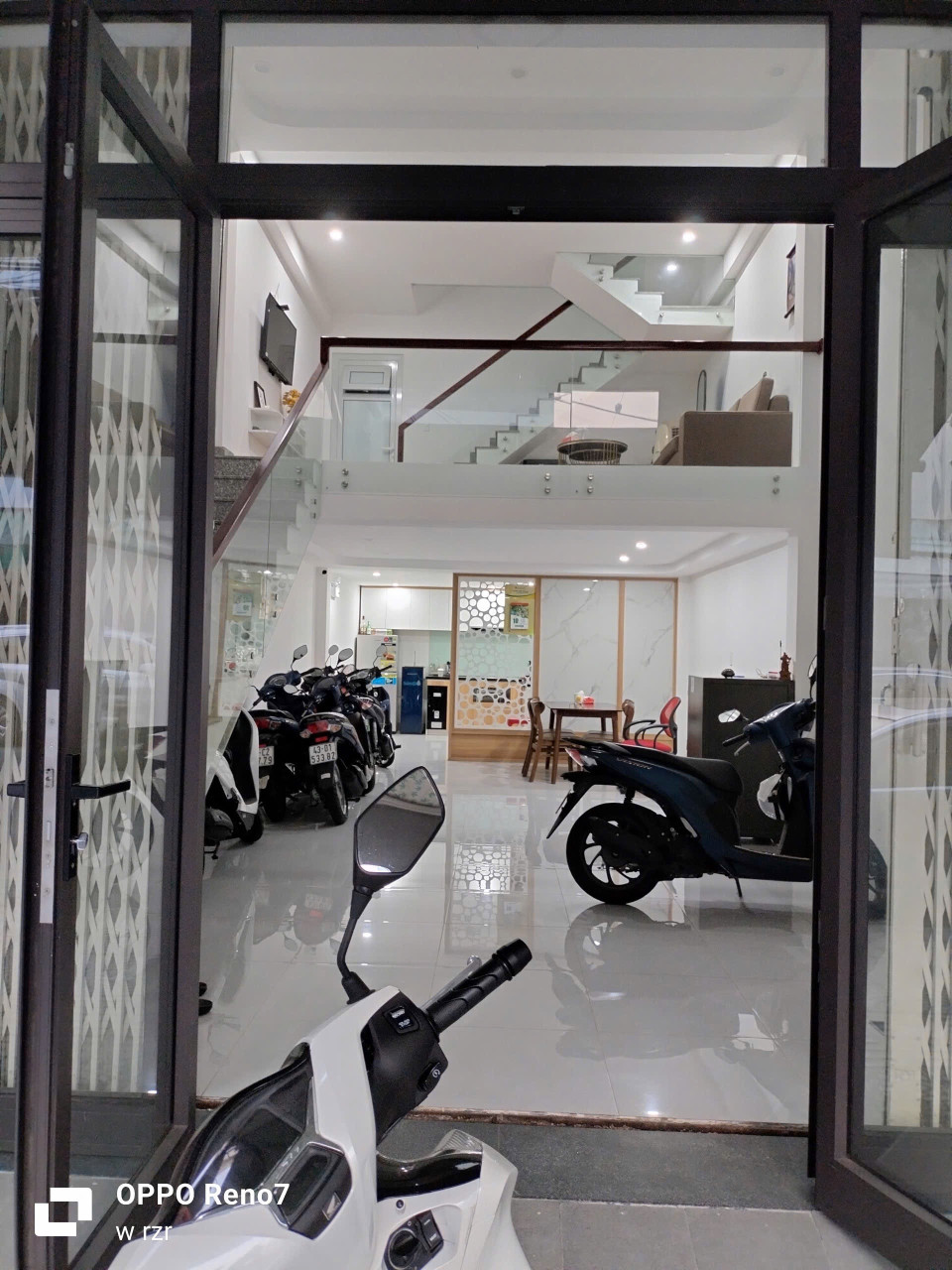 nhà gần chợ mới