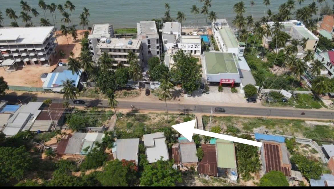 Bán 215m² thực tế 300m2 có 150tc
Mặt tiền 15m giá 8 tỷ. Lvcc 0982482666