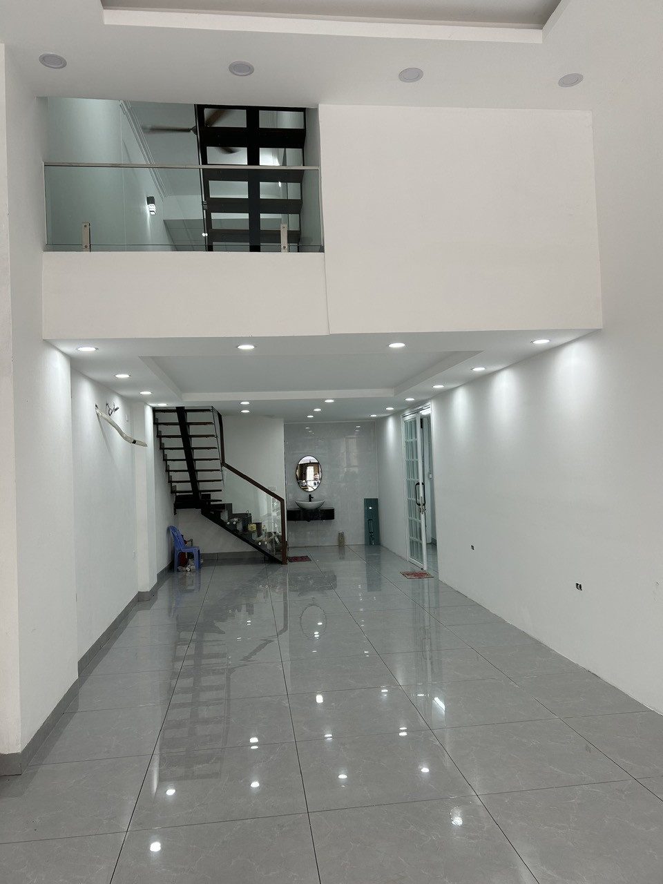 Cho thuê nhà 2 tầng mặt phố Tôn Đức Thắng,hợp làm văn phòng, ngân hàng, Spa,TT vàng bạc...