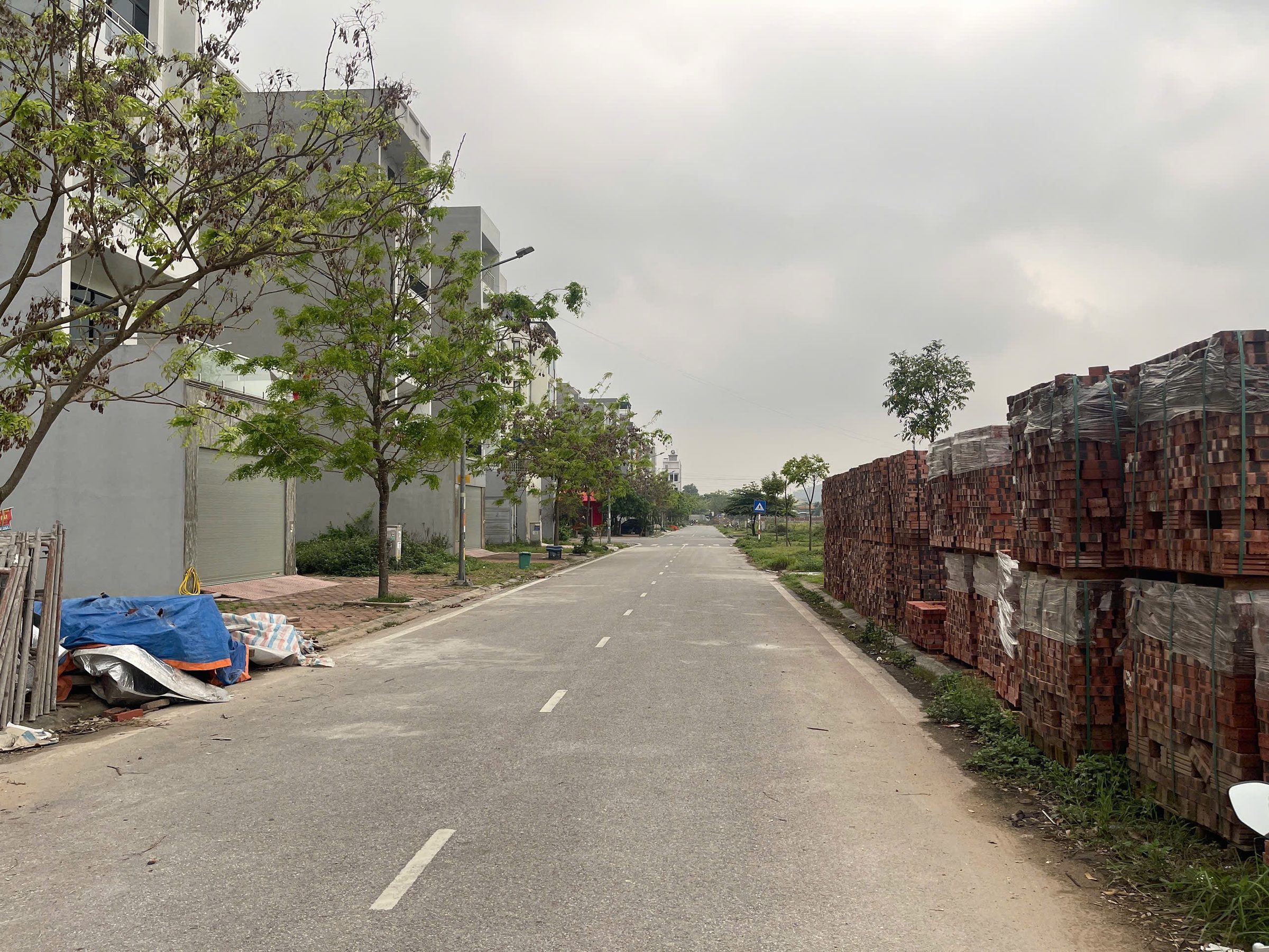 Bán 100m mặt tiền 5m hướng đông nam. Đất khắc niệm 1 dãy L5 làn 2 đường 27m. Đẹp không lỗi. Phường hạp lĩnh tỉnh bắc ninh