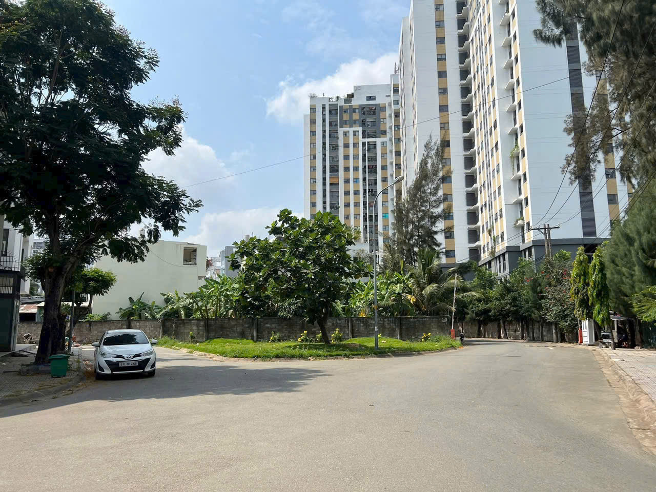 BDS HVL Bán biệt thự căn góc 185m2 đường 12m thông Liên Phường Giá chỉ 18tỷ.