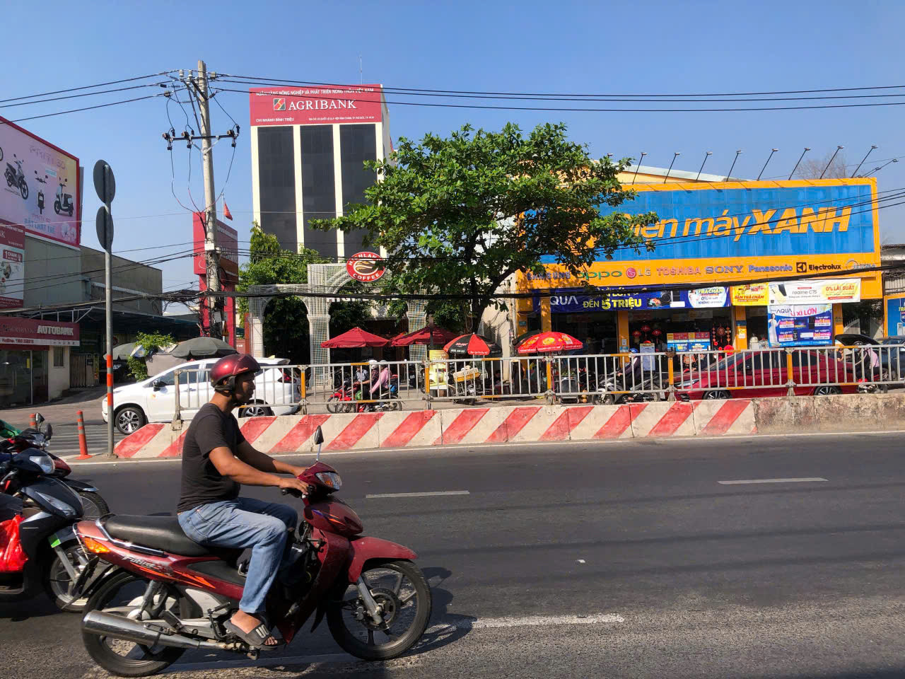 BÁN ĐẤT TẶNG NHÀ CÓ 8 PHÒNG TRỌ MẶT TIỀN QUỐC LỘ 13 GIÁ YÊU THƯƠNG