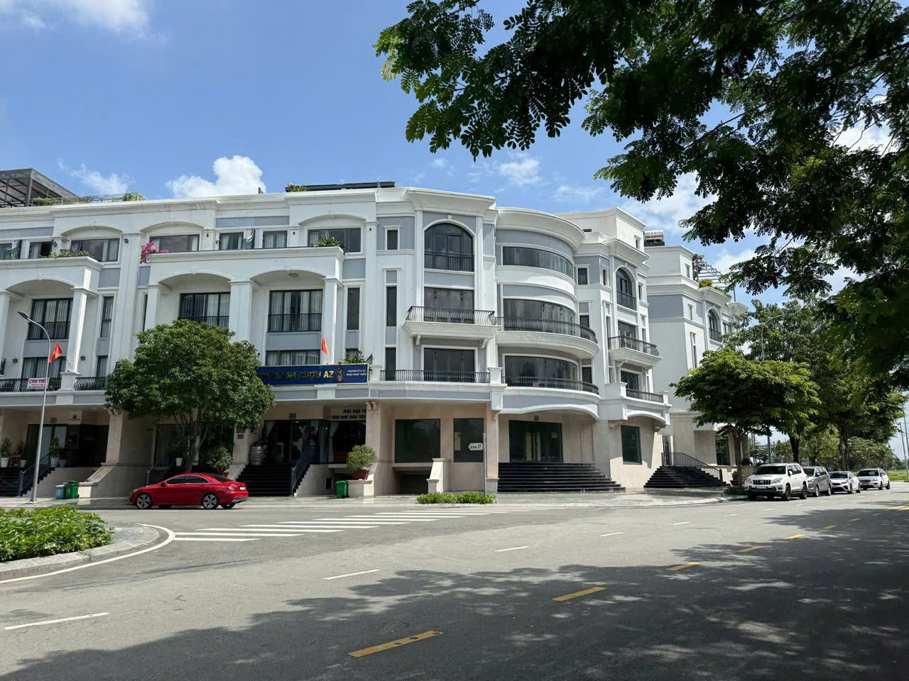 BDS  HVL CHO THUÊ NHÀ GÓC SIÊU ĐẸP – DIỆN TÍCH KHỦNG 300M² – VẠN PHÚC CITY