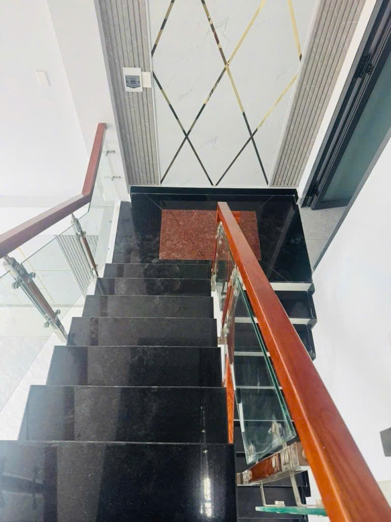 CẦN BÁN GẬP NHÀ ĐẸP FULL NỘI THẤT - Lê Văn Khương Q 12