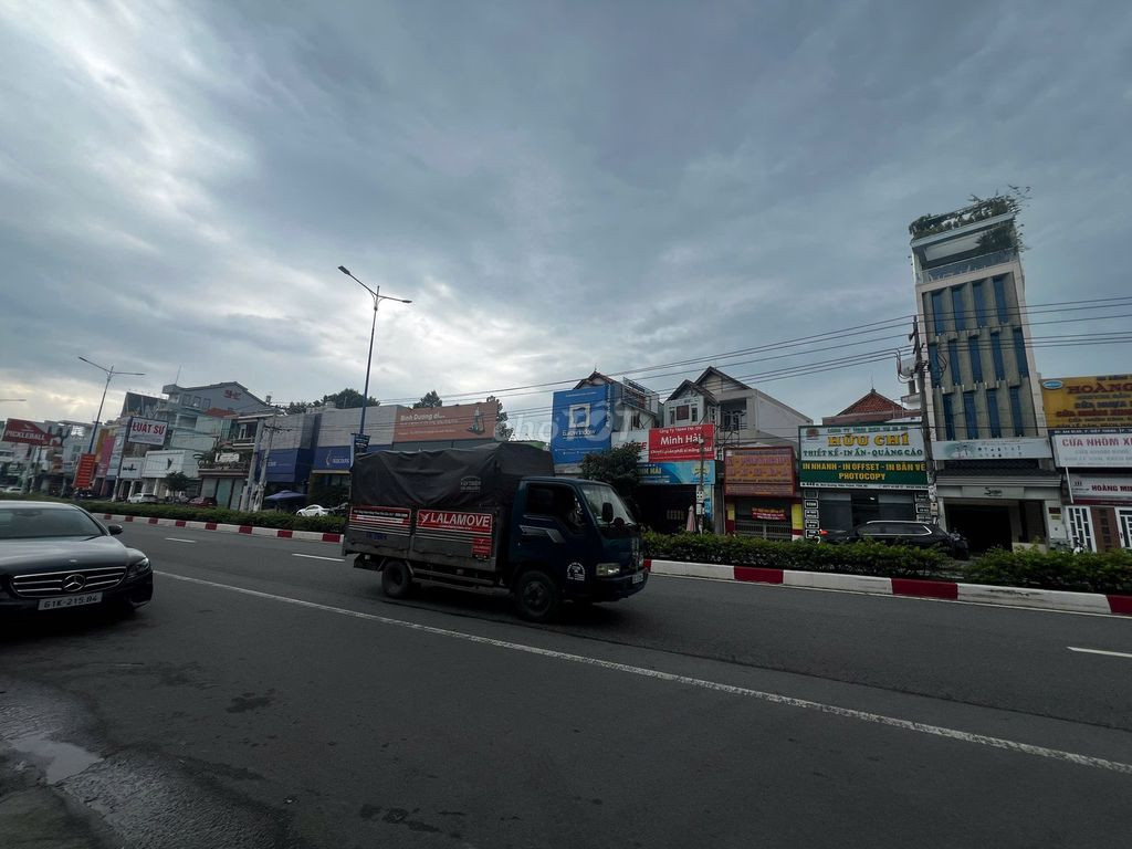 Mặt tiền Quốc Lộ 13 : 1 TRÊT 5 LẦU , đang cho thue 45 củ. Đã hoàn công