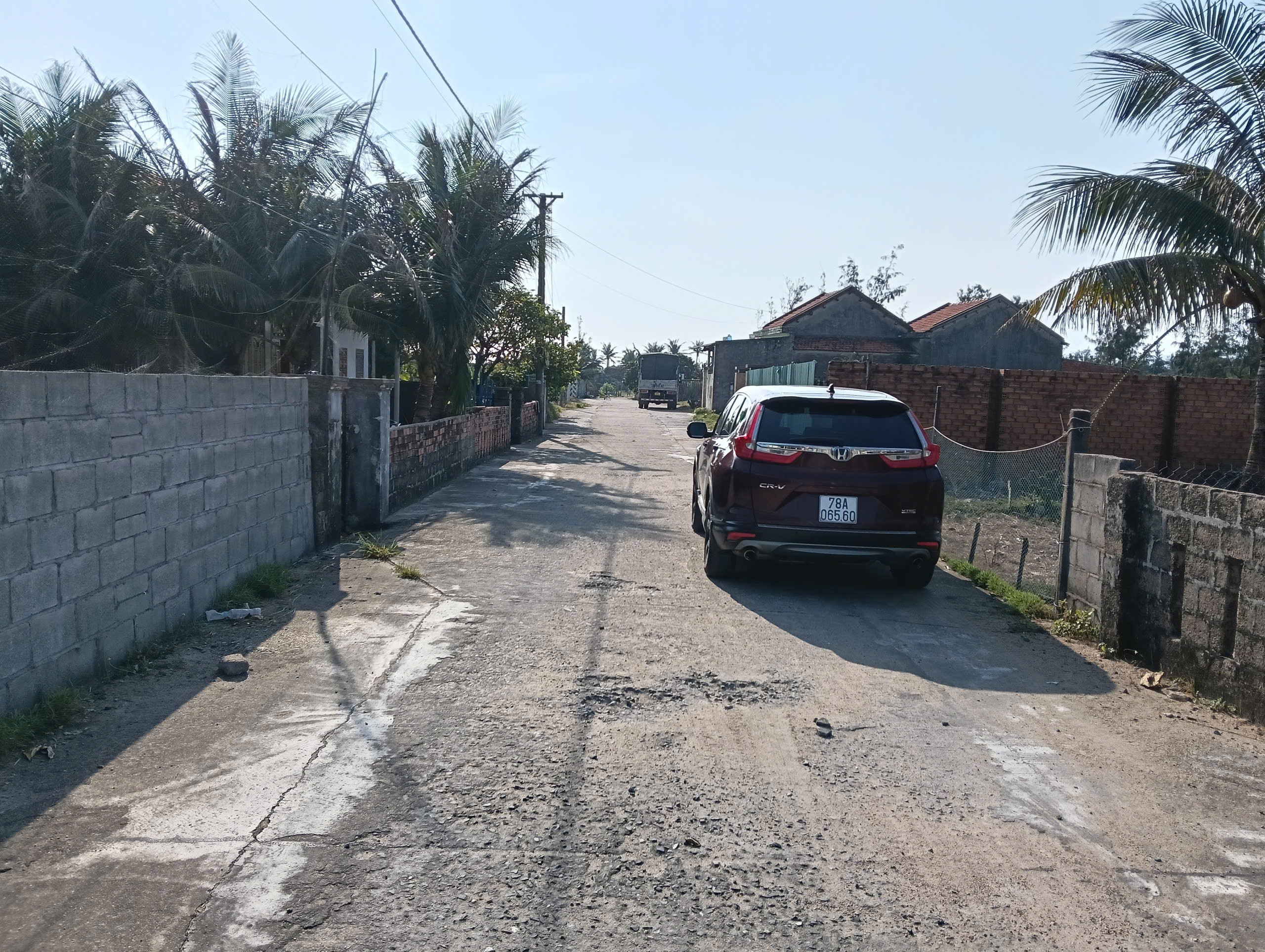 Nhà chính chủ mặt tiền hướng ra biển; Diện tích: 297.2m2; Giá bán 7 tỷ 2 ( có thương lượng )
Liên hệ SĐT: 0905157363