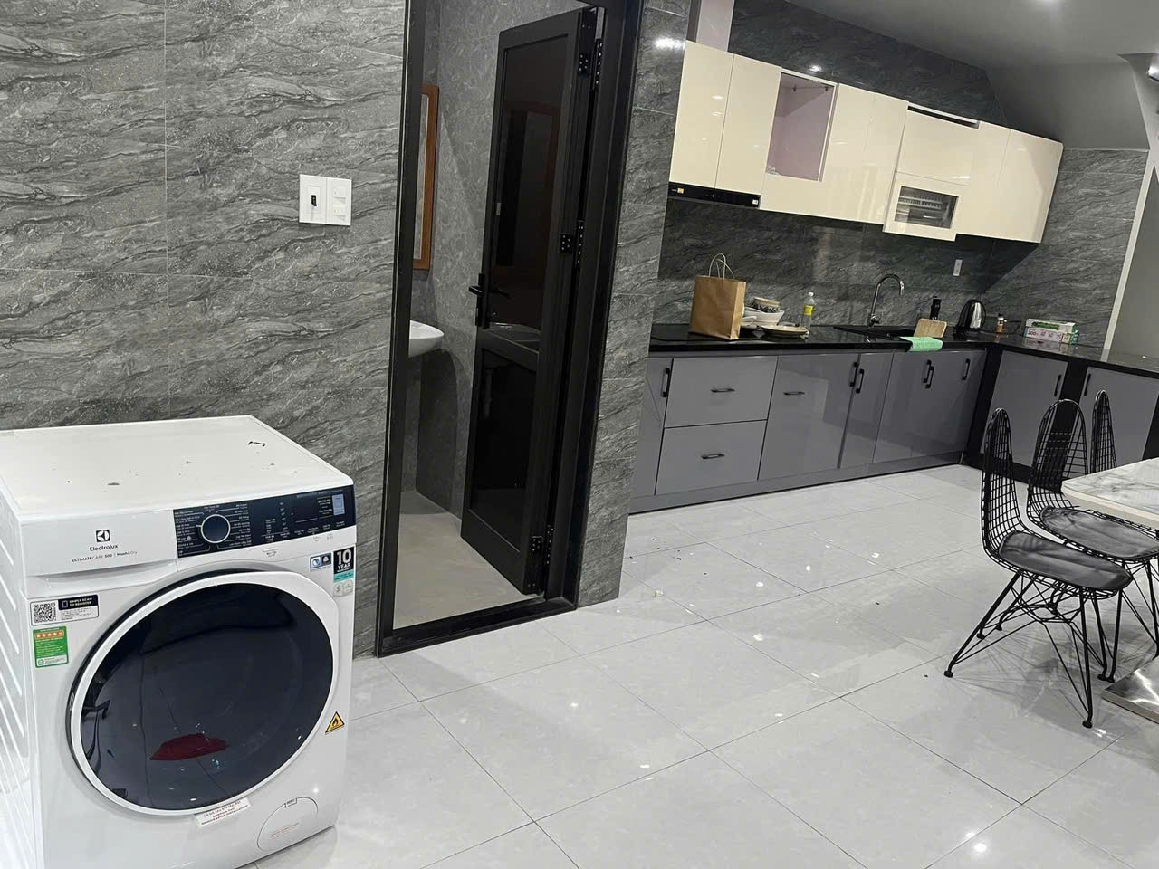 Bán Tòa căn Hộ 6 tầng, 21 phòng, đường Hòa Nam 2, sát bến xe Đà Nẵng,cho thuê 65 triệu/tháng