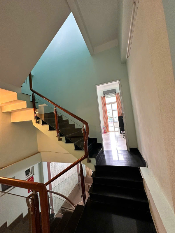♣ Nhà kiệt 5m thẳng thông 40m ra MT Nguyễn Hữu Thọ, gần Duy Tân, 56m2, 3 tầng đúc, sạch đẹp, 5.1  tỷ