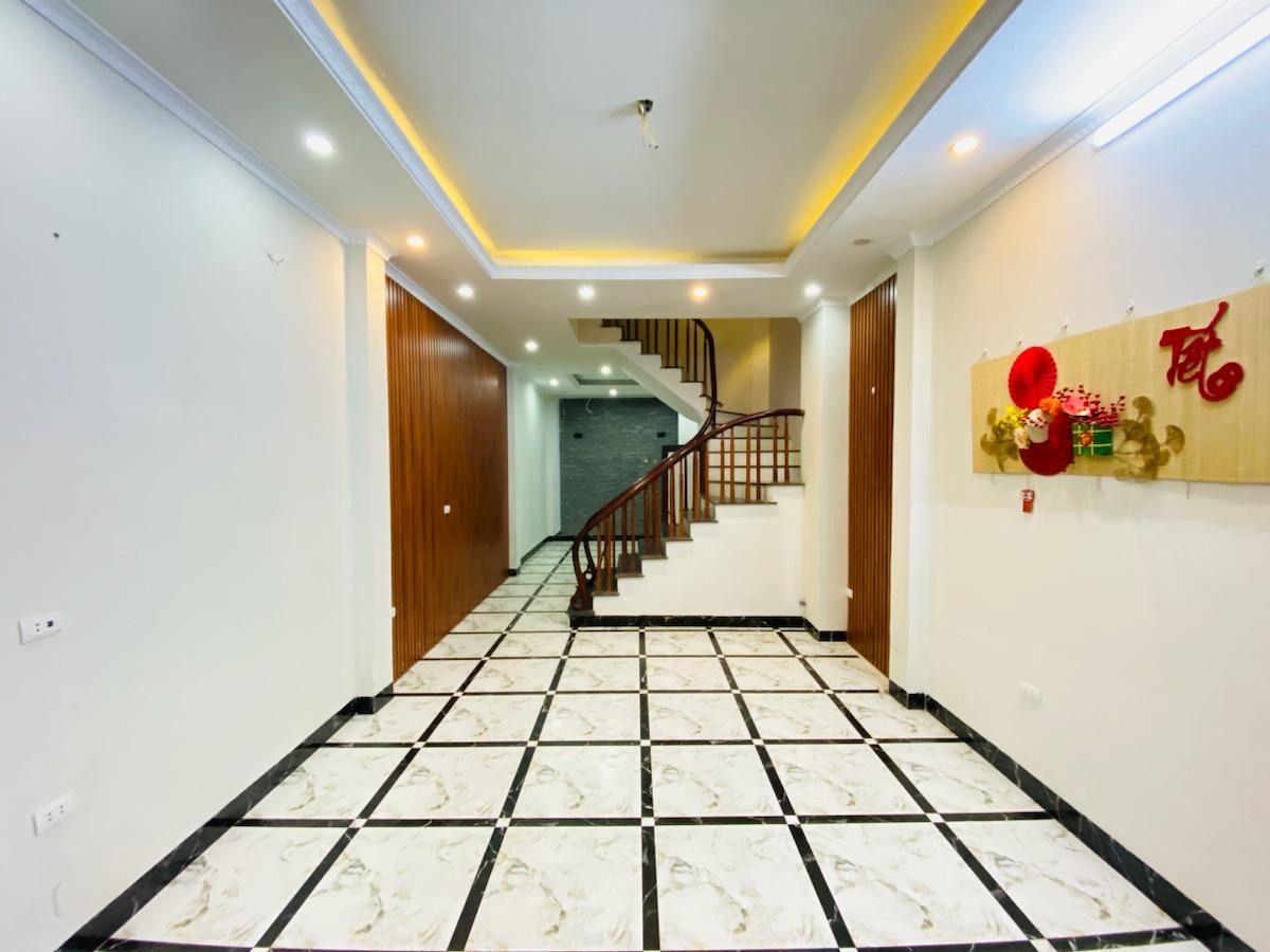 NHÀ ĐẸP Định công thường - SÁNG THOÁNG TRƯỚC SAU - Ô TÔ VÀI BƯỚC CHÂN - Ở SƯỚNG💥💥  - Vị trí:  + Nhà nằm tại khu vực Định Công Thượng, quận Hoàng Mai – khu dân cư an ninh tốt, hàng xóm thân thiện, tiện ích đầy đủ: gần chợ, trường học, bến xe, KĐT Định Công