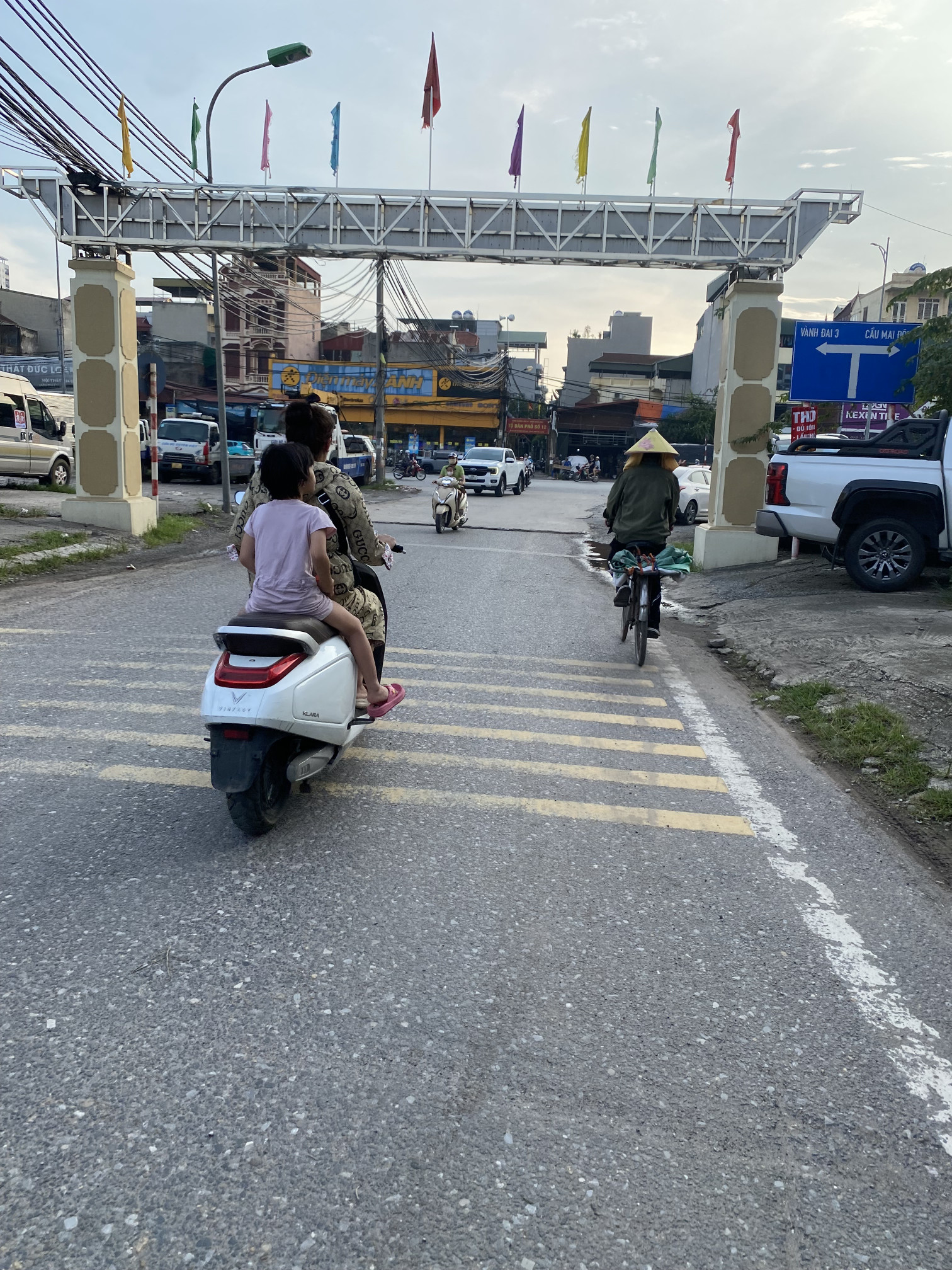 Siêu phẩm tam trinh container đỗ cửa
