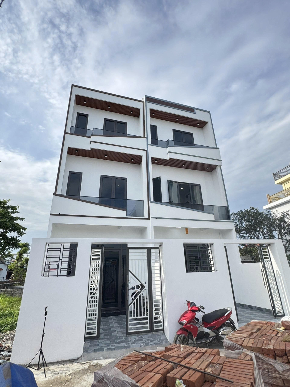 Bán nhà 64.6m² ngang 4m giá 2.29 tỷ Phường Hồng An. liên hệ 0362558882
