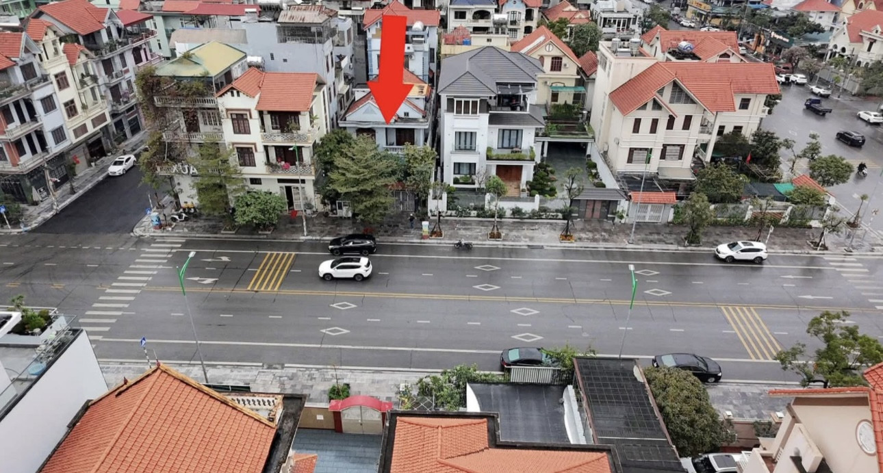 Cần Bán Lô đất: 234m2 tặng nhà - Địa chỉ: Mặt đường Võ Nguyên Giáp phường Hồng Hải TP Hạ Long (dãy đối diện cafe Bản Xứ) cách cty Đông Bắc 50m - Hướng nhà: Tây Nam - Mặt đường lớn 6 làn xe, mặt tiền rộng. - Khu dân cư tri thức, an ninh cực tốt. Là 1 trong