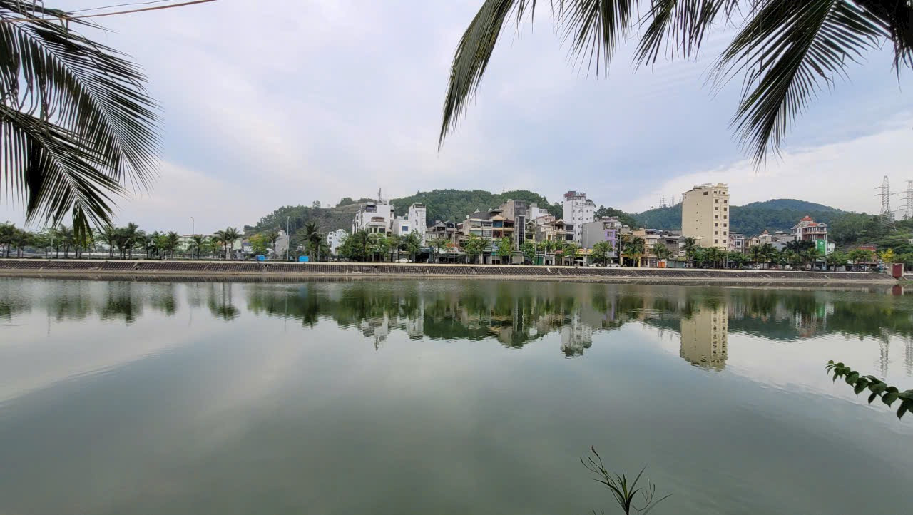 NHÀ MẶT HỒ AO CÁ - GẦN CF CÁ KOI