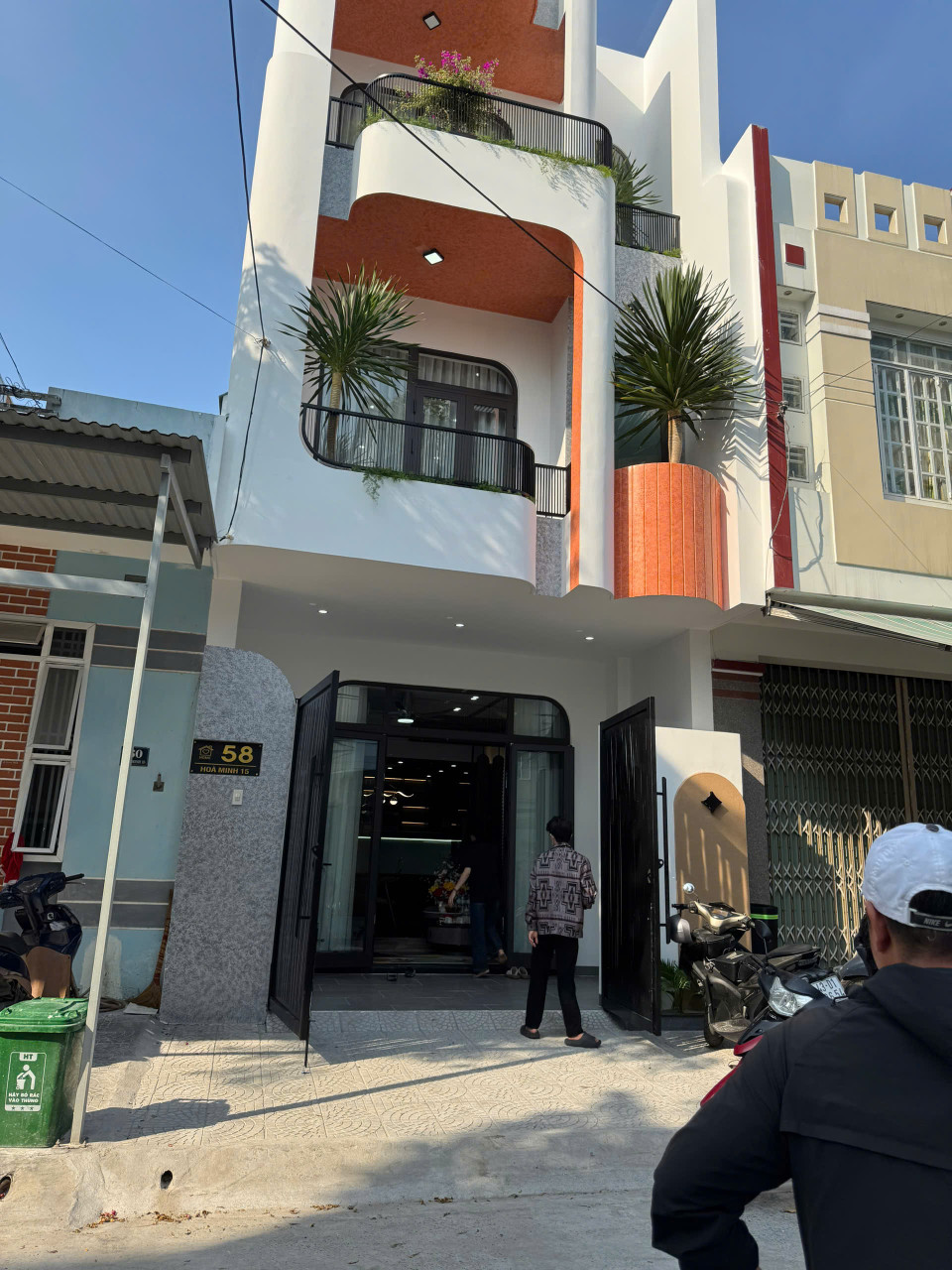 - Lê Kim Lăng, Trung Tâm Cẩm lệ, nhà 2,5 tầng, đường 7,5m lề 10m, sát lê đại hành và sân bay.