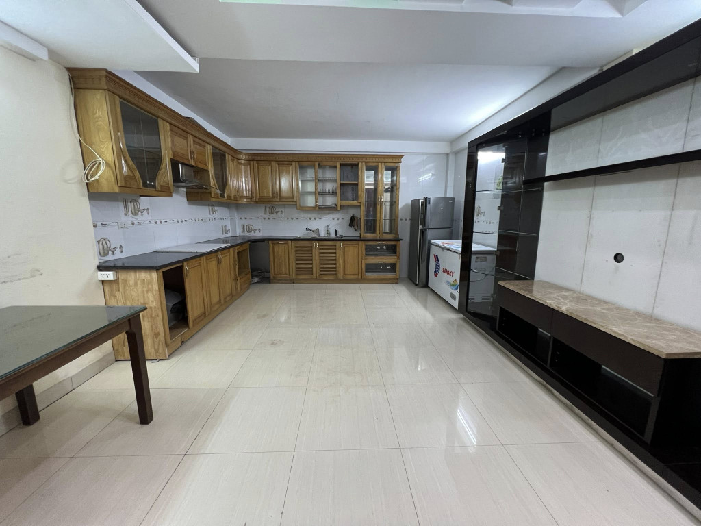 Cho thuê nhà ngõ ô tô Phố Hoàng Văn Thái, 4 tầng x 50m2, 5 ngủ, 19.5 Triệu VP, Trung tâm
