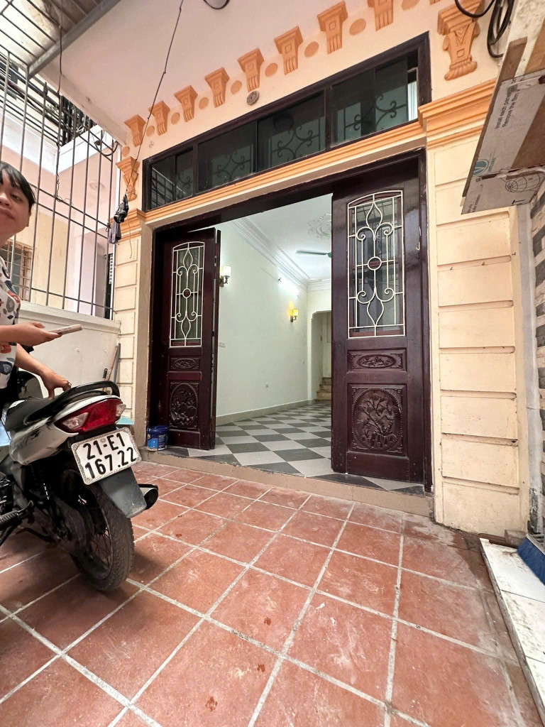 Cho thuê nhà ngõ Bùi Xương Trạch, 3 tầng x 38m2, 2 ngủ, 3 WC, 8 Triệu ở 6 em sinh viên