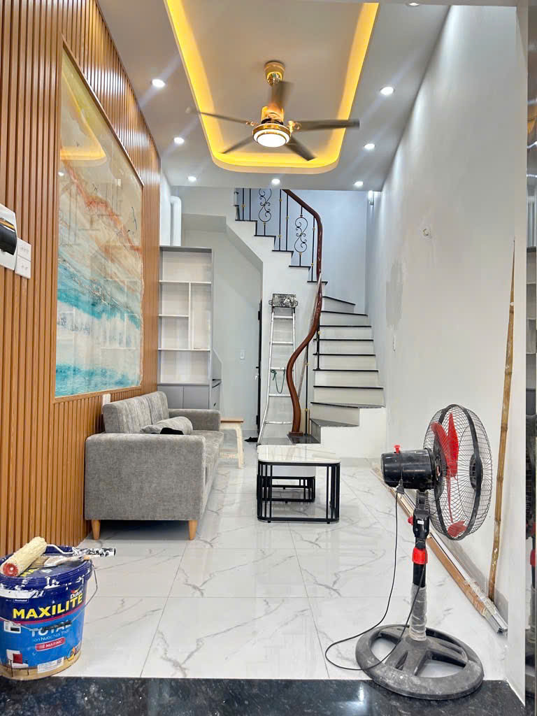 Nhà đẹp , view thoáng gần ĐH Thăng Long , 42 m2 x 5 tầng, mặt tiền 4,5m ,7,42 tỷ