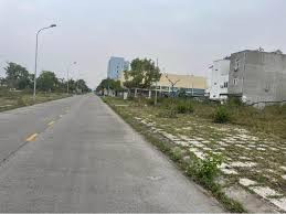 Khu Dân Cư Hiện Hữu, Cách Quốc Lộ 18 Chỉ 200m. Bán lô đất đẹp tại KĐT Kim Sơn nơi đang phát triển mạnh mẽ bậc nhất Đông Triều. Cách quốc lộ chỉ vài bước chân, giao thông kết nối thuận tiện. Diện tích: 190m², vuông vắn, nở hậu. Gần trường học, siêu thị, ti