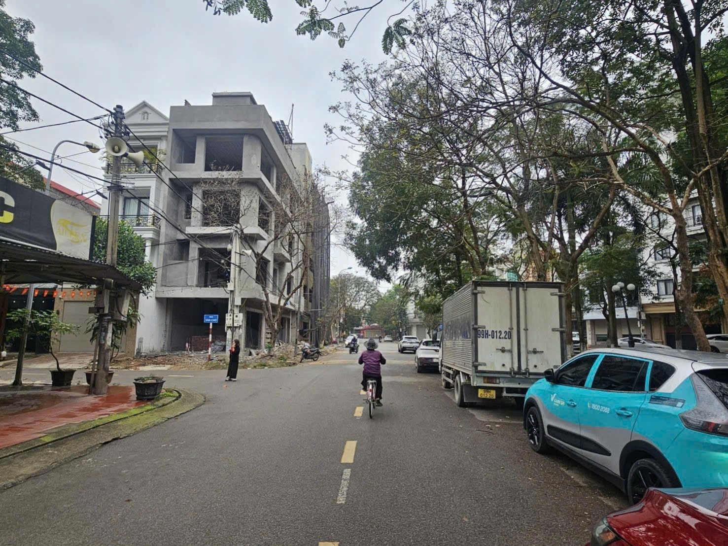 Bán lô góc nhìn vườn hoa phố tô ngọc vân& văn cao dc xây 7 tầng dt 283m2 + mt 14m giá 37 tỷ